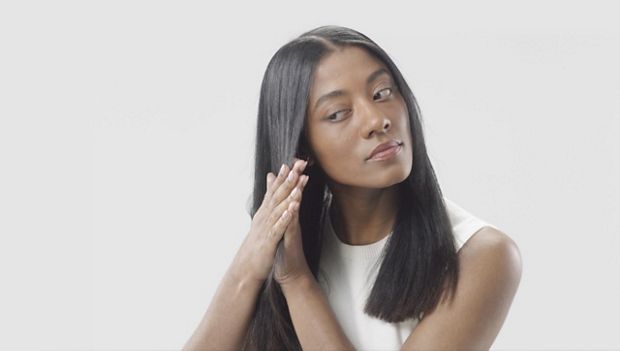 Wideo dotyczące porad podczas prostowania włosów