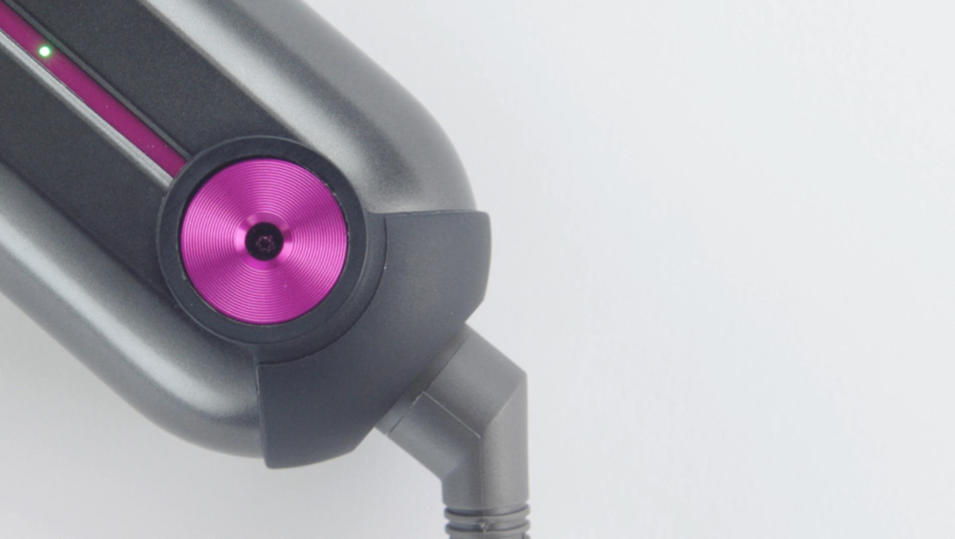 스트레이트너에 충전 케이블이 연결된 모습