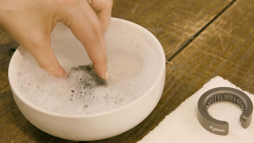 Video che mostra come eseguire la pulizia del filtro.