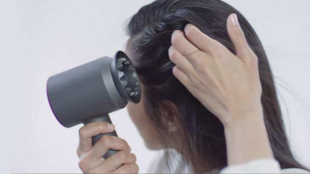 Video zur Verwendung des Aufsatzes für sanften Luftstrom für den Dyson Supersonic™ Haartrockner 