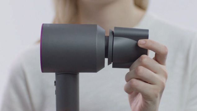 Frau bringt einen Aufsatz am Dyson Supersonic™ Haartrockner an.