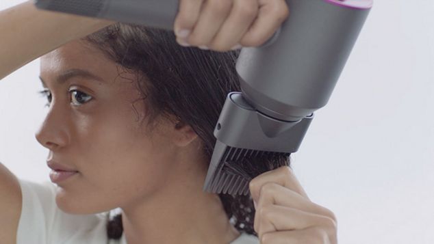 Video zur Verwendung des Kammaufsatzes mit breiten Zacken für den Dyson Supersonic™ Haartrockner 