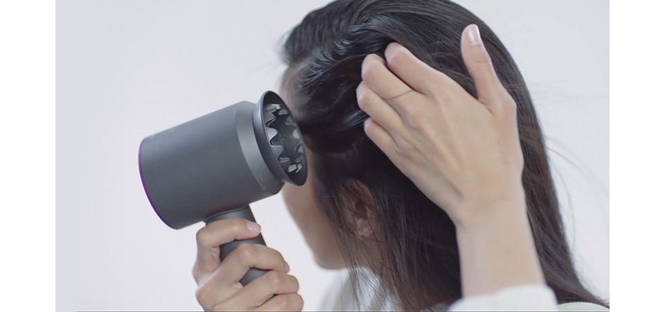 Video, der viser, hvordan du bruger tilbehøret Gentle Air til din Dyson Supersonic™ hårtørrer
