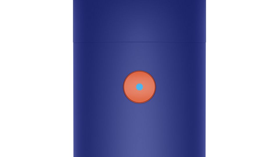 Uma modelo pressiona o botão de jato frio do secador de cabelo Dyson Supersonic r™.