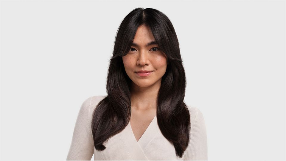 Model with type 1 hair in Curtain bangs style.