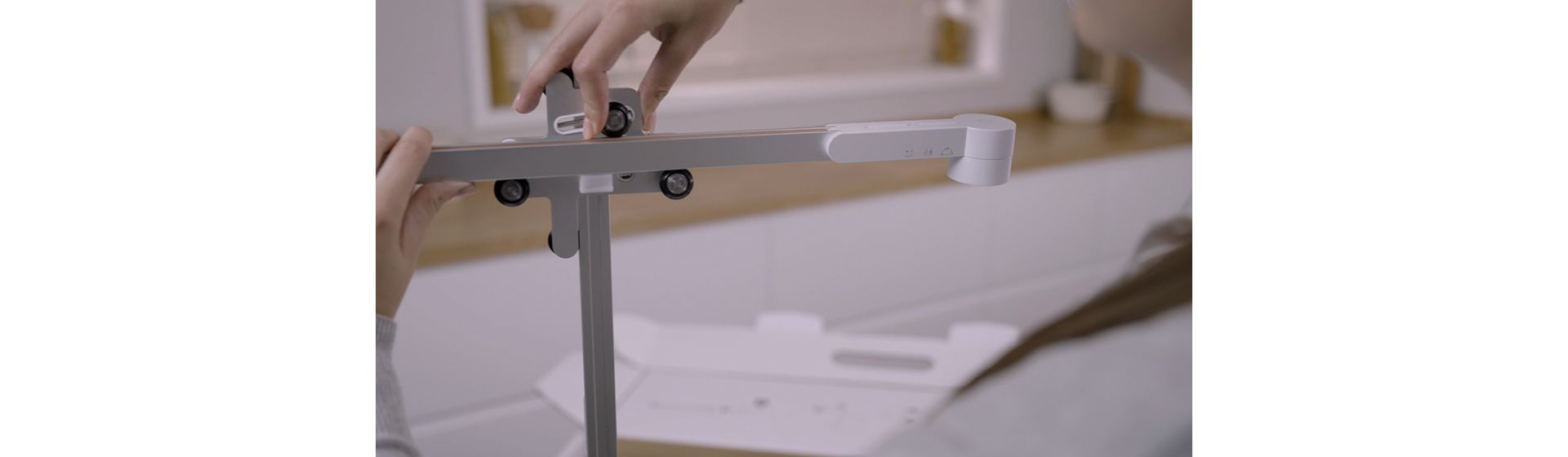 Video som viser hvordan du installerer Dyson Lightcycle™ arbeidslampe