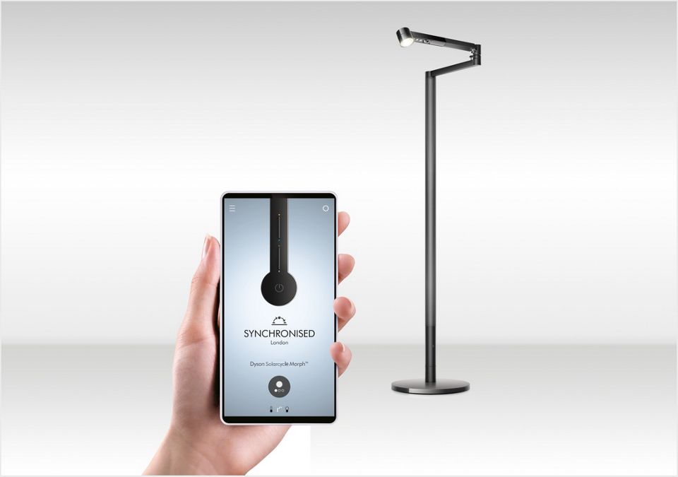 Mano che regge un cellulare con aperta l’app Dyson Link per la lampada da lavoro Dyson Solarcycle Morph