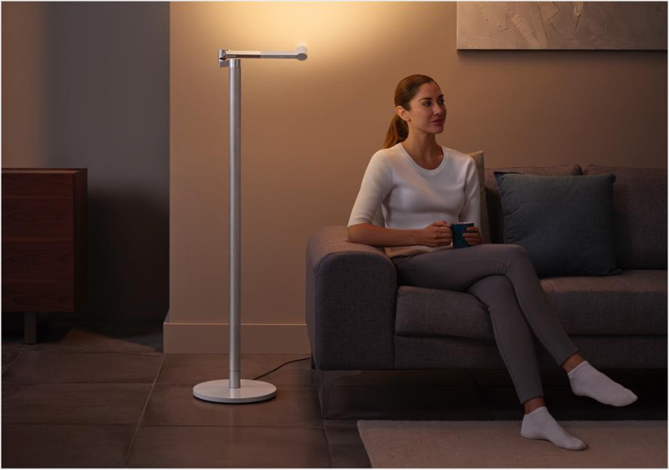 Dyson Lightcycle Morph lampe reflekterer lyset i veggen