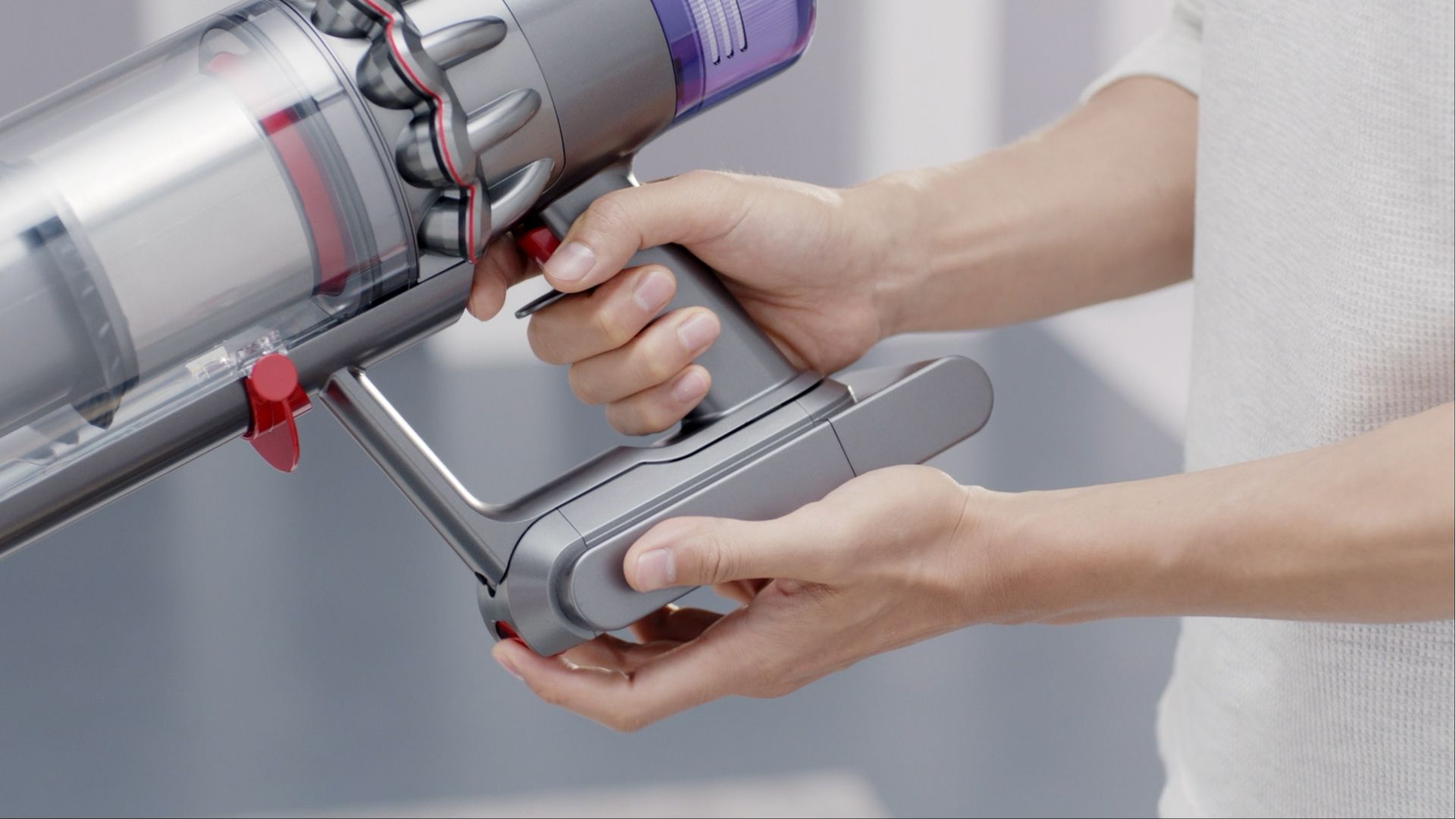 Regardez la vidéo : Comment remplacer la batterie encliquetable de rechange ou supplémentaire de votre aspirateur Dyson V11.