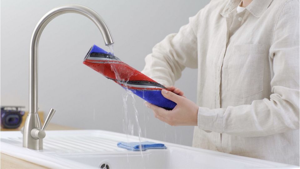   Washing the filter and brush bar
