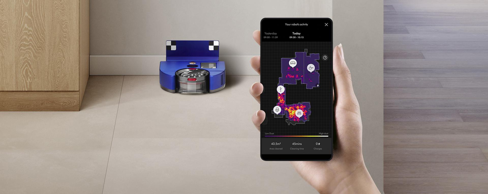 Robot z aplikacją na ekranie telefonu