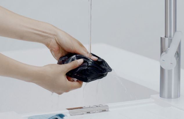Nettoyage du masque en tissu à l’eau chaude savonneuse.