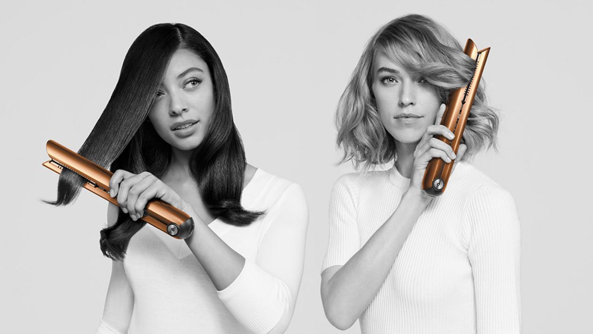 Modelo usando la alaciadora Dyson Corrale