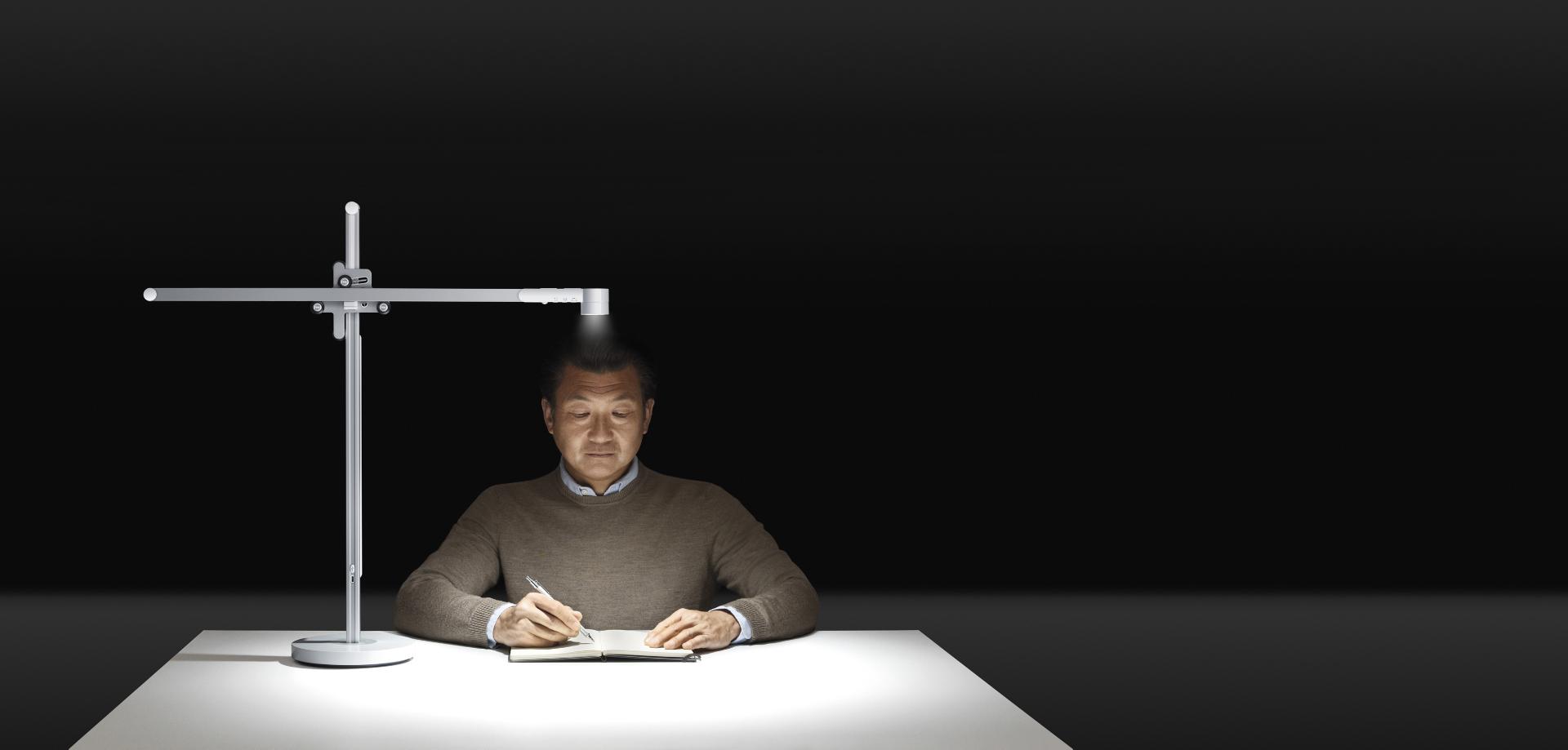 Un hombre mayor con iluminación brillante