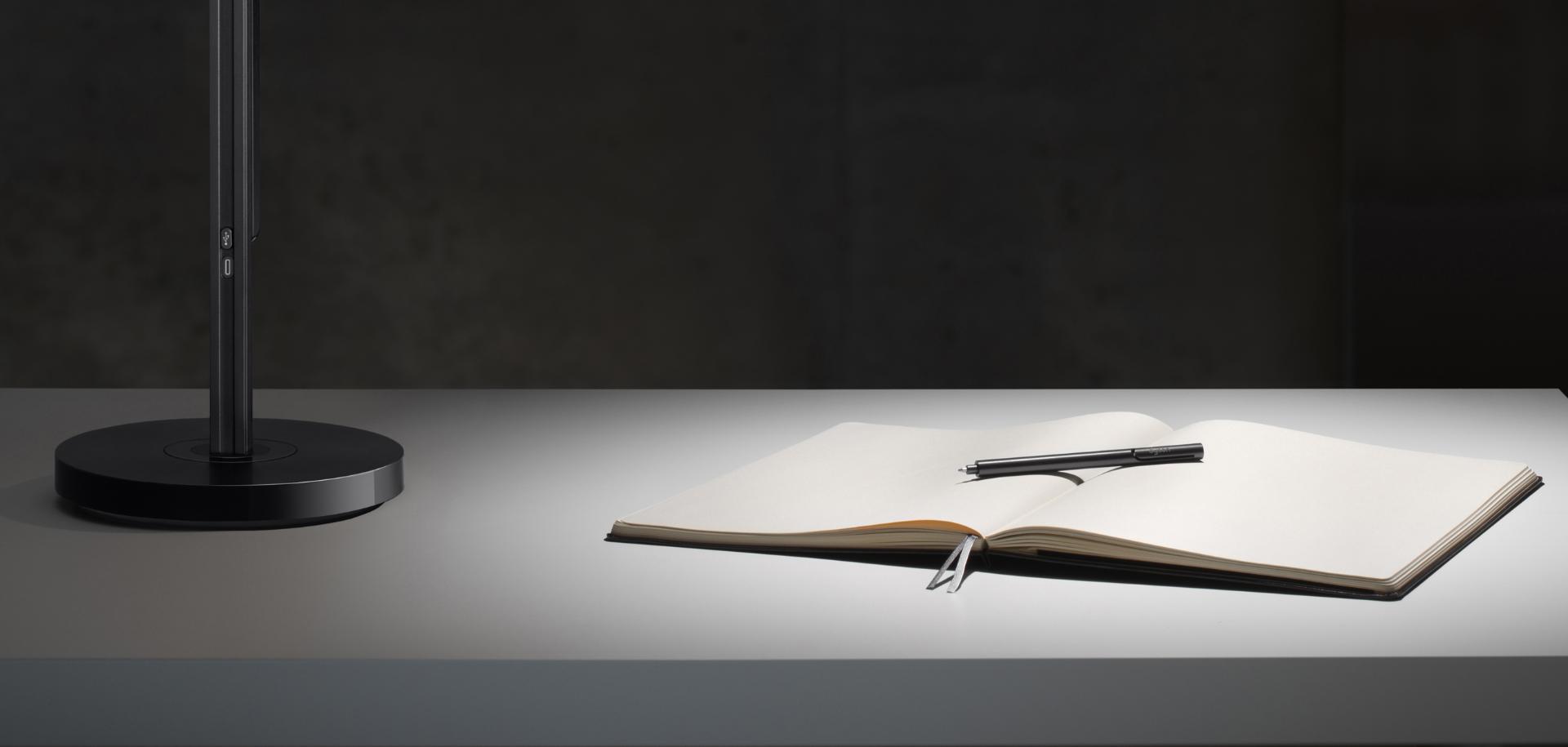 Luz de alta intensidad en escritorio