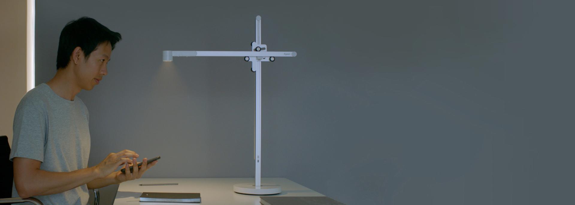 Hombre usando la app Dyson Link