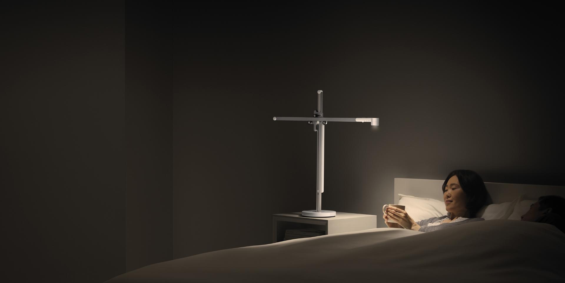 Mujer acostada en la cama con iluminación relajante