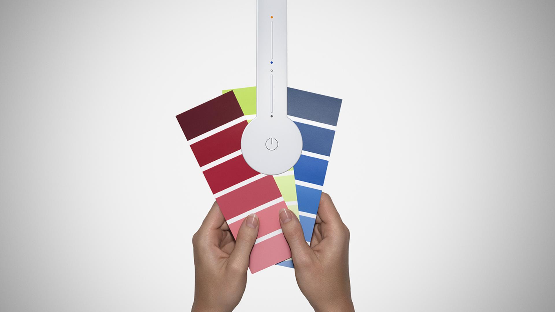 Adolescente estudia con su mamá con una potente luz de escritorio