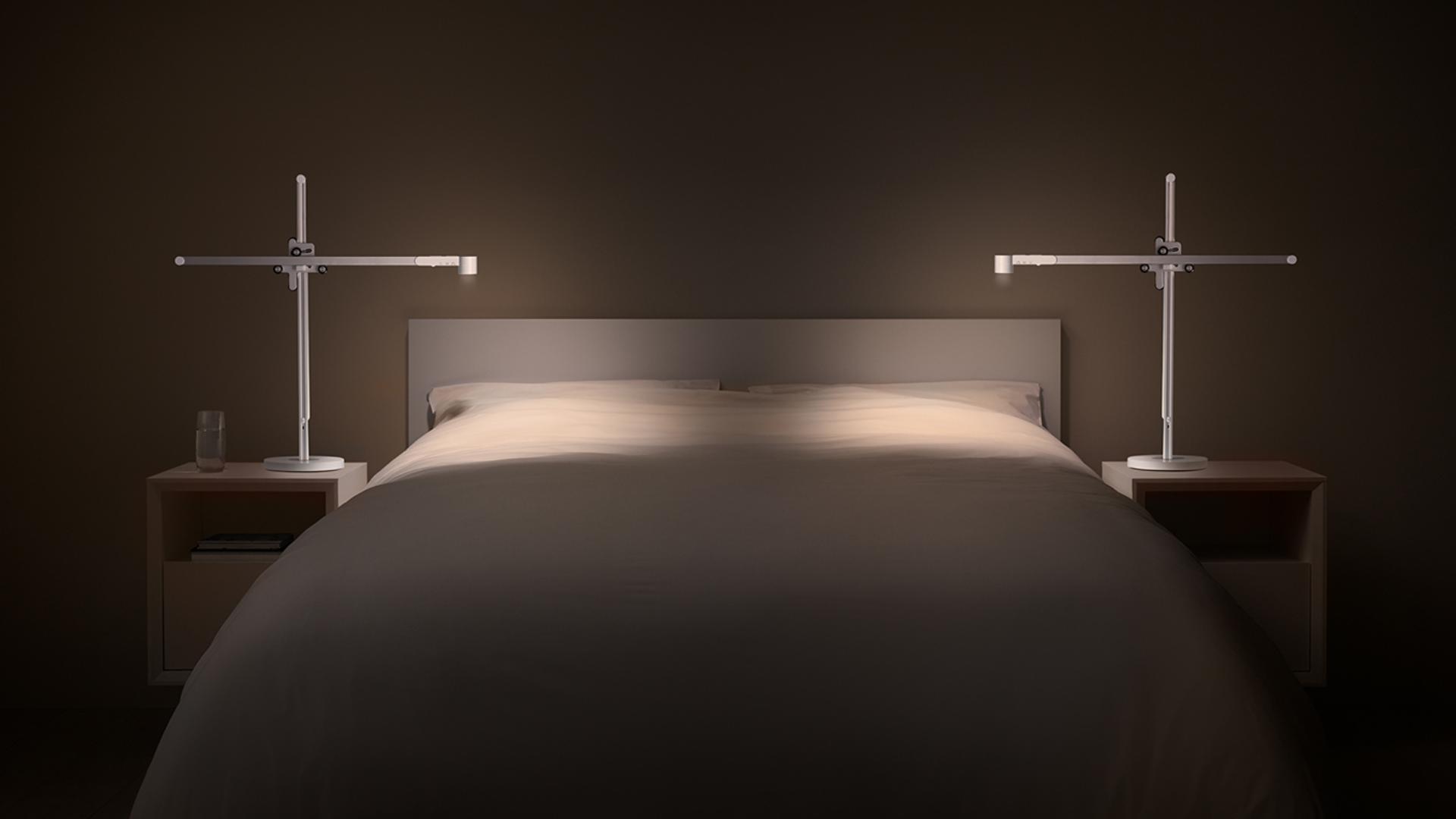Dos lámparas de trabajo Dyson Lightcycle en ambos lados de la cama en perfecta simetría