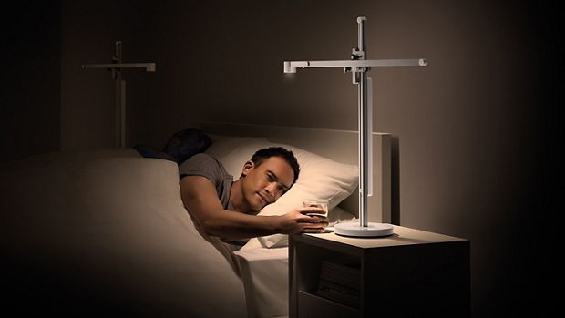 Un hombre en la cama despertándose bajo una relajante luz