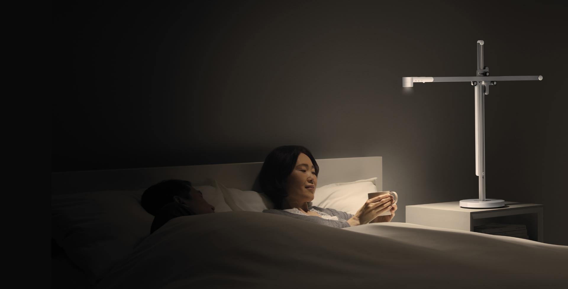 Una mujer toma un té en la cama con una luz relajante