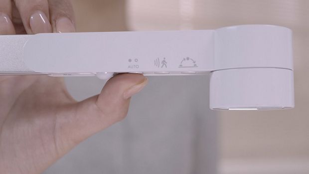 Dedo en los botones deslizantes táctiles manuales de la lámpara