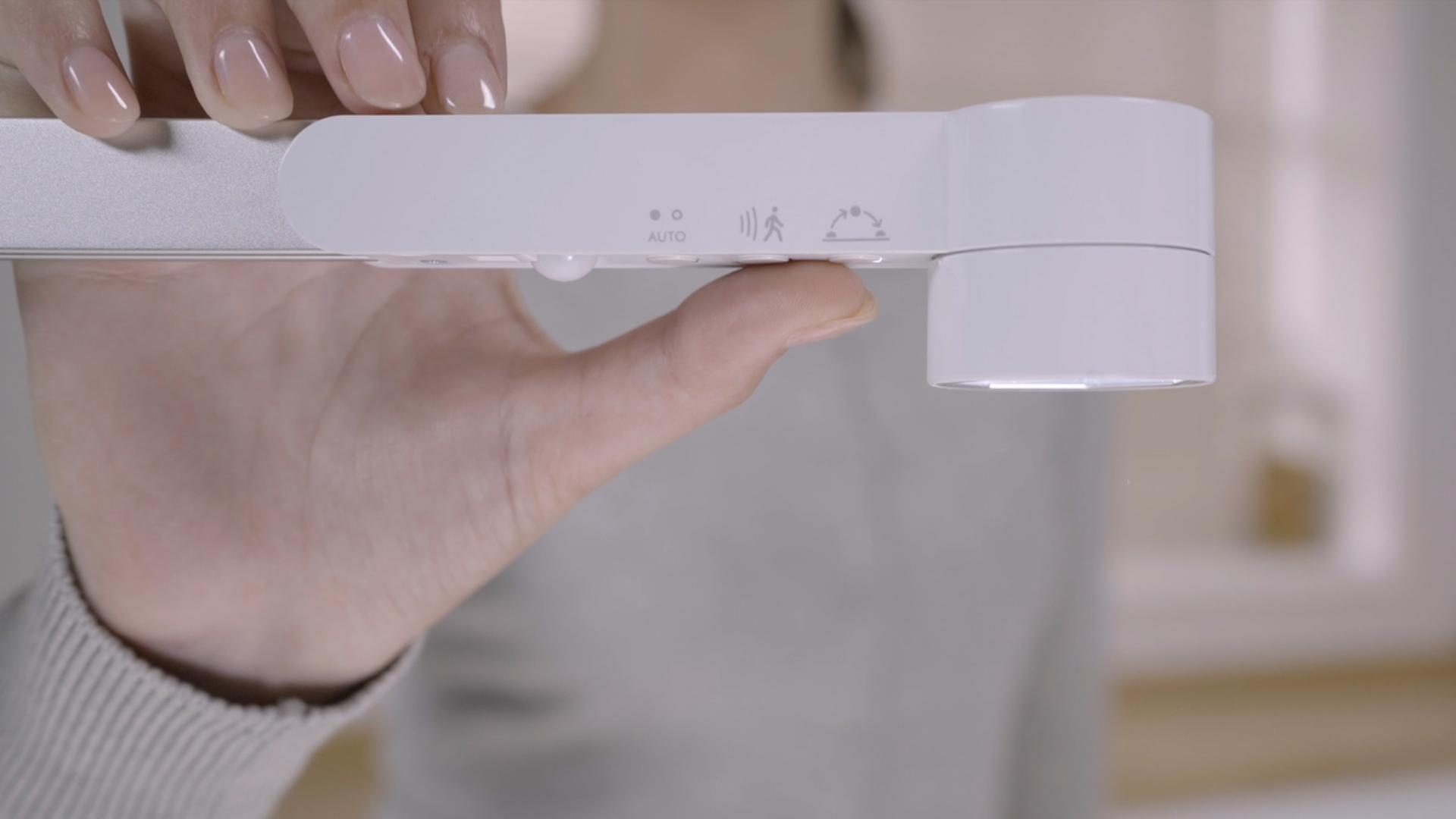 Una persona ajustando la lámpara de trabajoDyson Lightcycle™