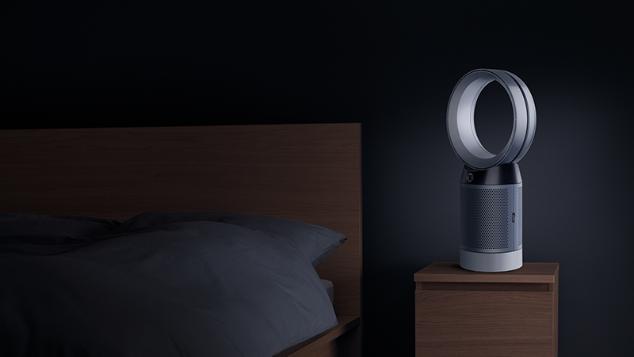 תינוק ישן בעריסה ליד מסנן אוויר ומאוורר ™Dyson Pure Cool‎