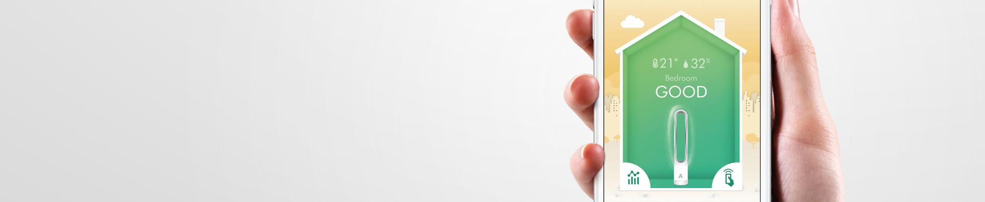 在空氣清新機旁邊手持手機應用程式