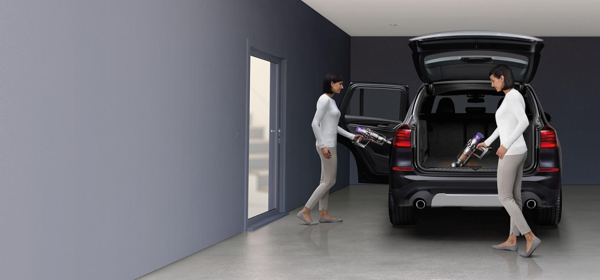 El süpürgesi modunda Dyson Cyclone V10™ elektrikli süpürge arabanın içini temizlerken