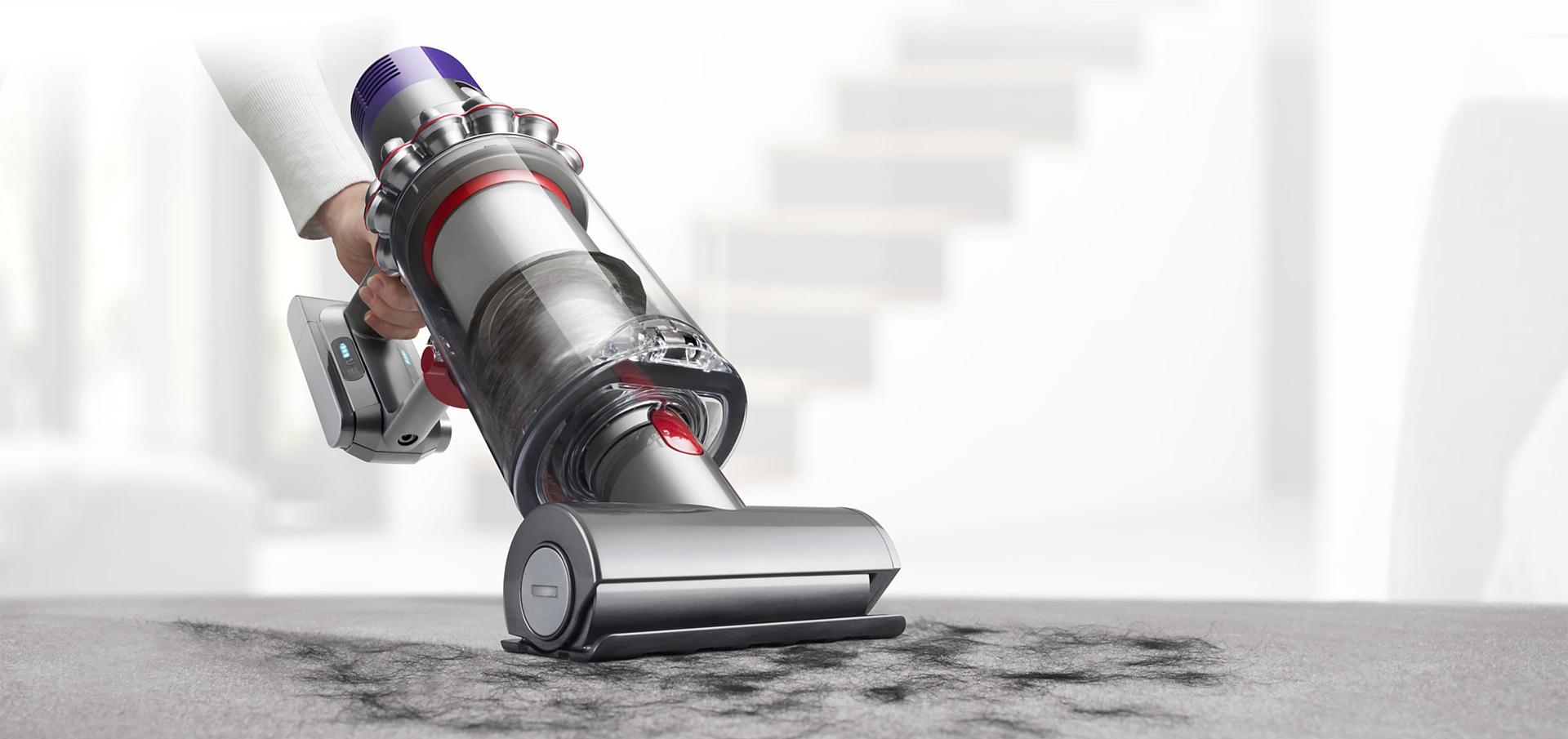 El süpürgesi modunda Dyson Cyclone V10™ elektrikli süpürge döşemeleri temizlerken