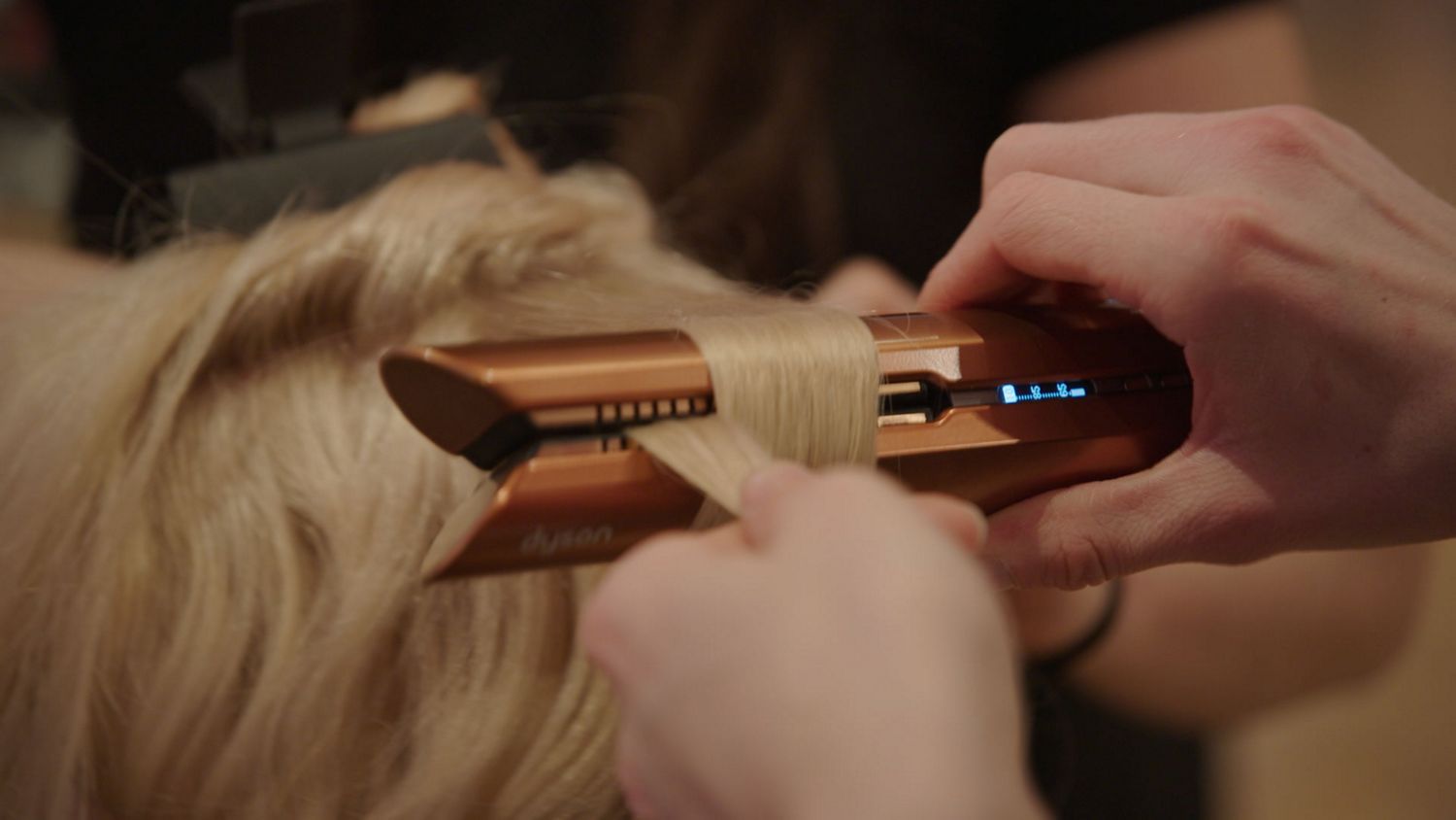 Model met Dyson Corrale dreaadloze stijltang