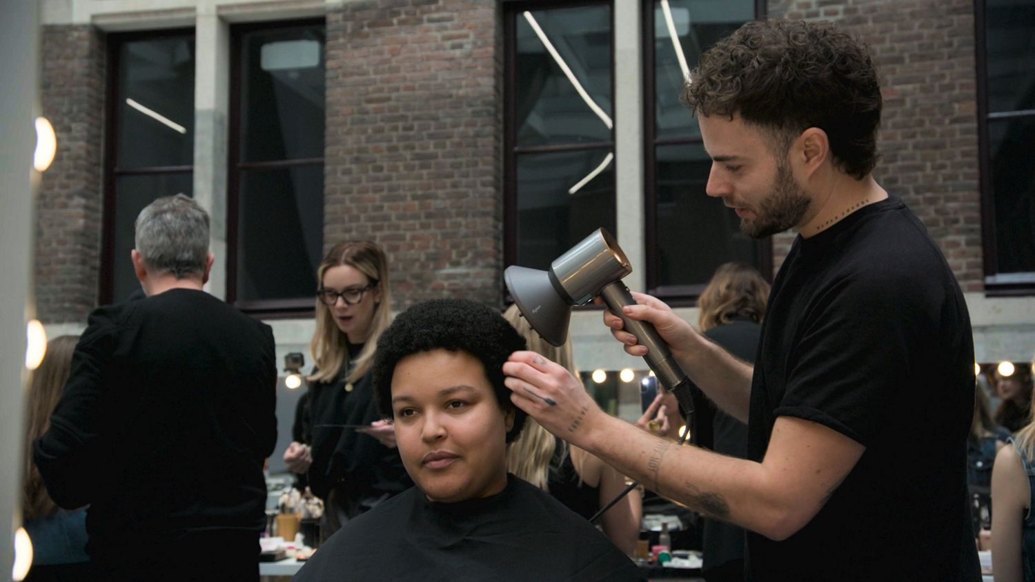 model met Dyson Supersonic föhn