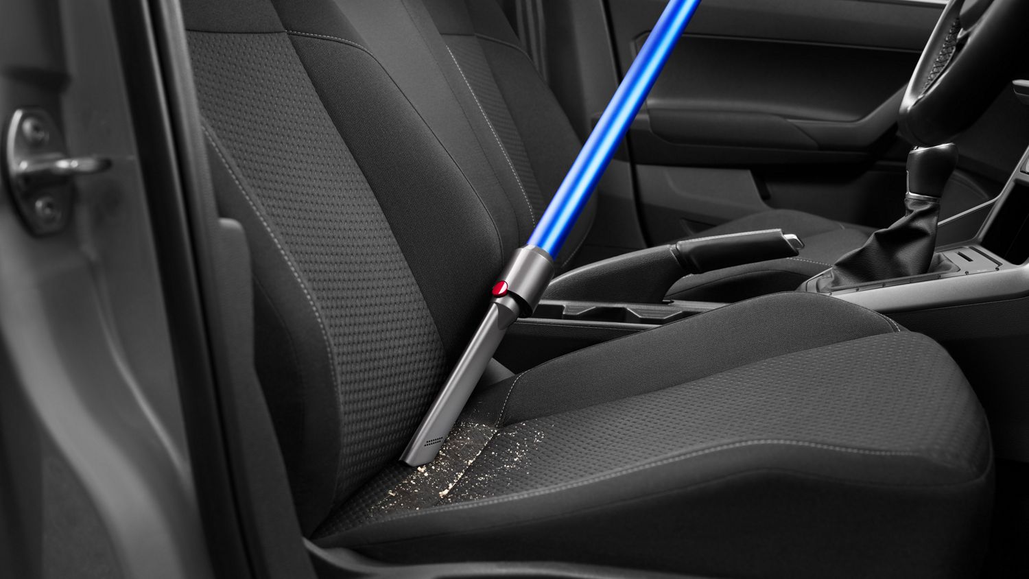 Auto schoonmaken met een Dyson stofzuiger met de kierenzuiger