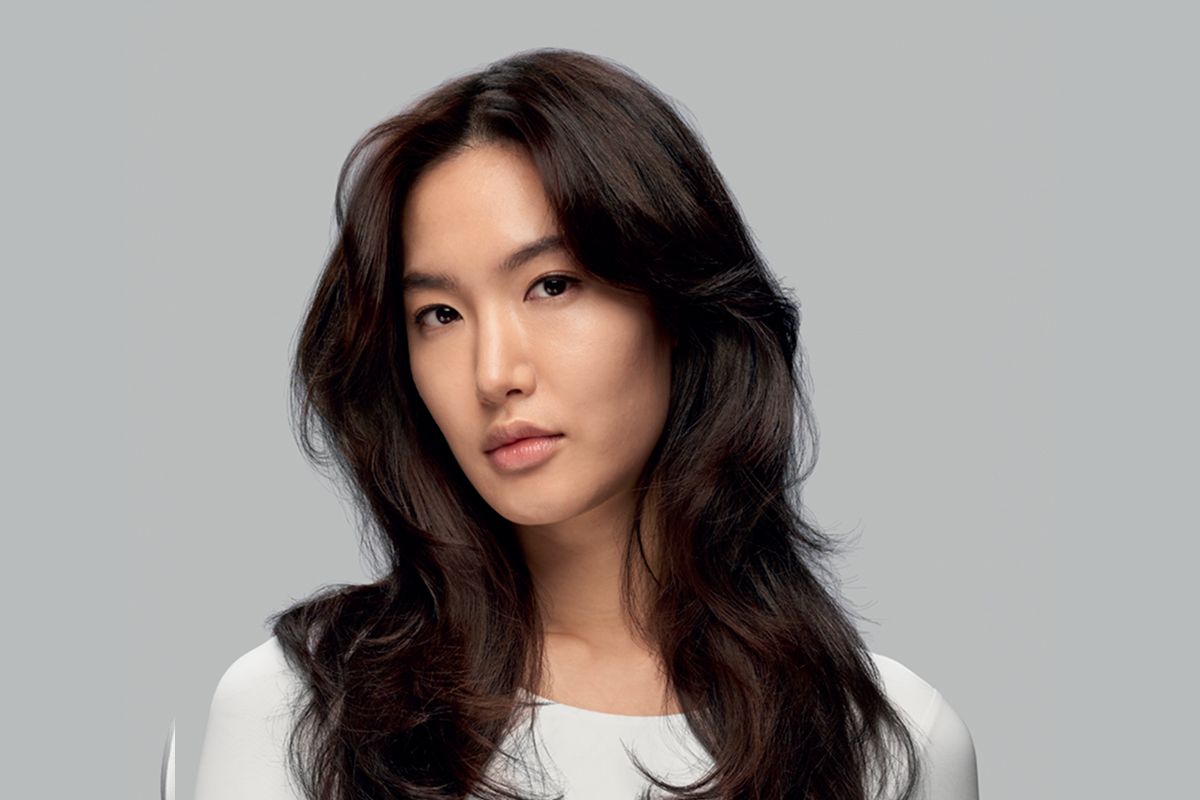 Model, deren Haare mit dem Dyson Supersonic r gestylt wurden. Blowout mit S-Wellen.