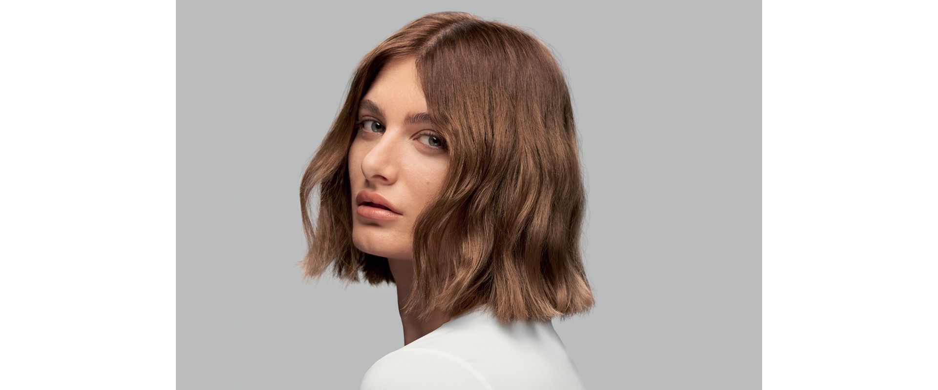 Model, deren Haare mit dem Dyson Supersonic r gestylt wurden: Strukturierter Bob 