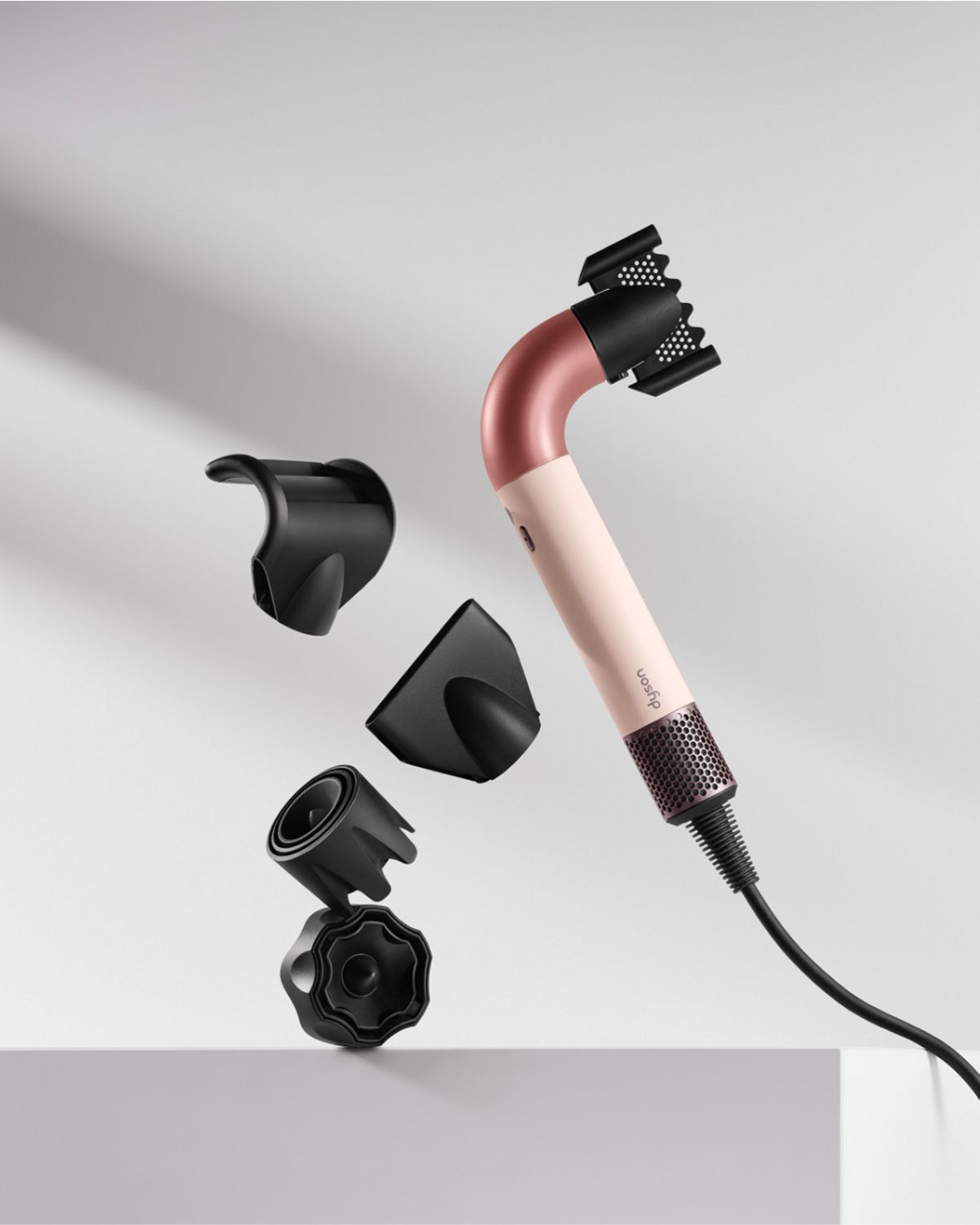 Der Dyson Supersonic r Haartrockner mit einer Reihe von Zubehör.