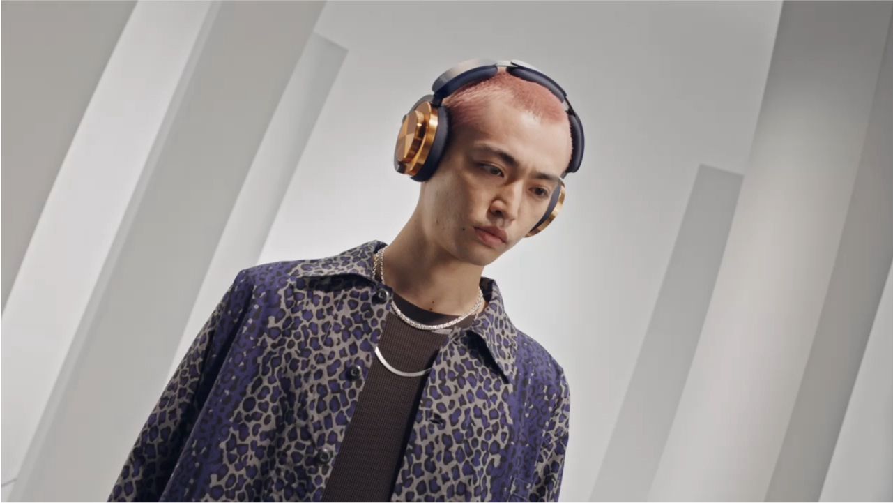 Mannequin portant le casque audio Dyson OnTrac