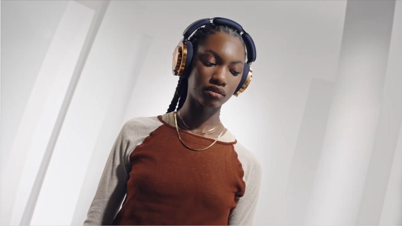 Aspirateur robot passe sur un parquet