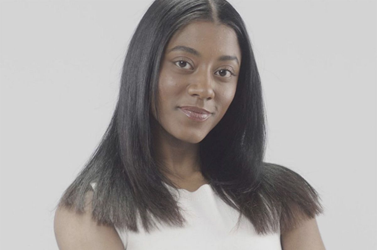 Femme avec une coupe raide et lisse faite avec le DYson Corrale