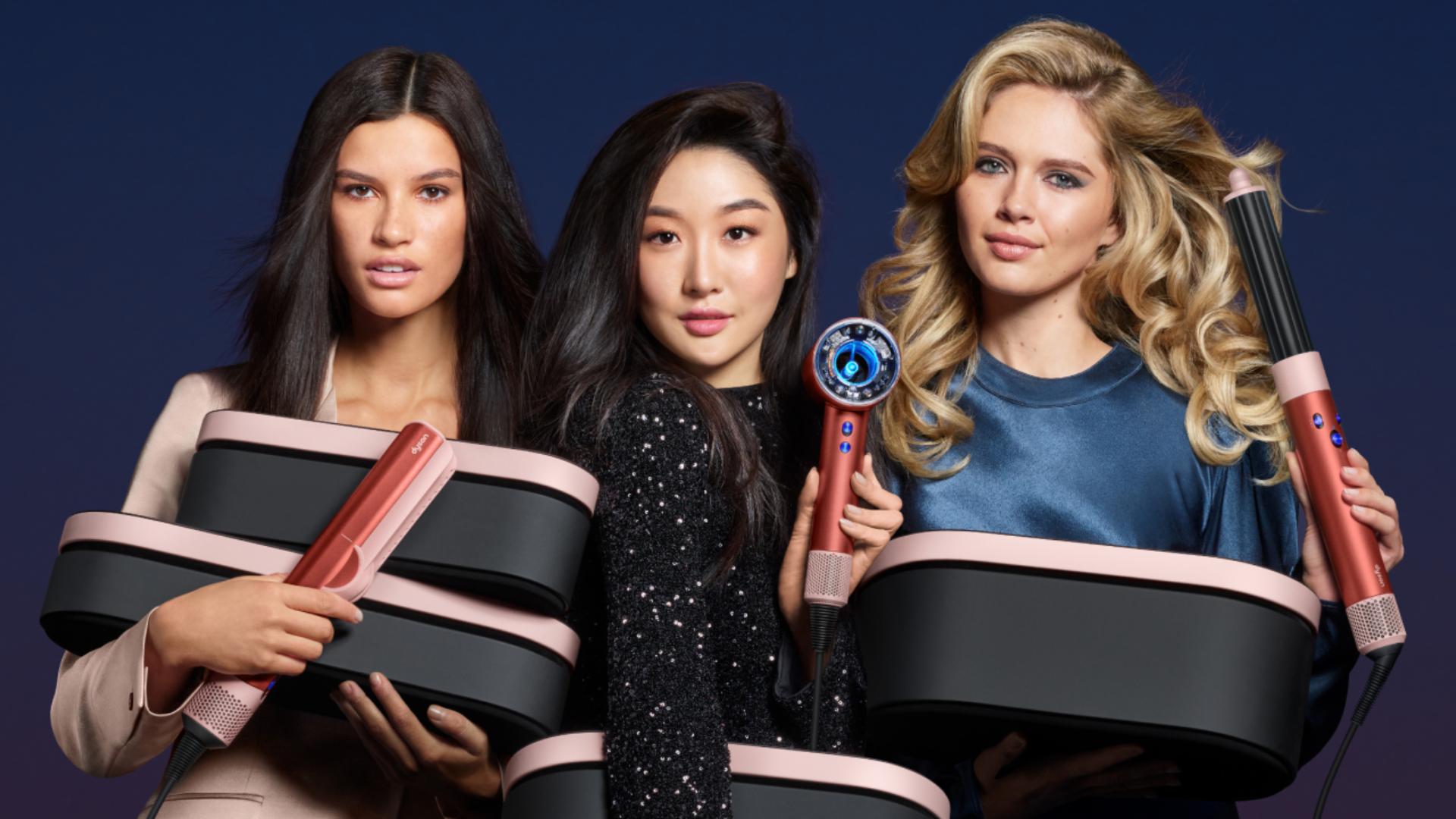 Trzy modelki z limitowaną edycją prezentową urządzeń do stylizacji włosów Dyson w kolorze Truskawkowy Brąz