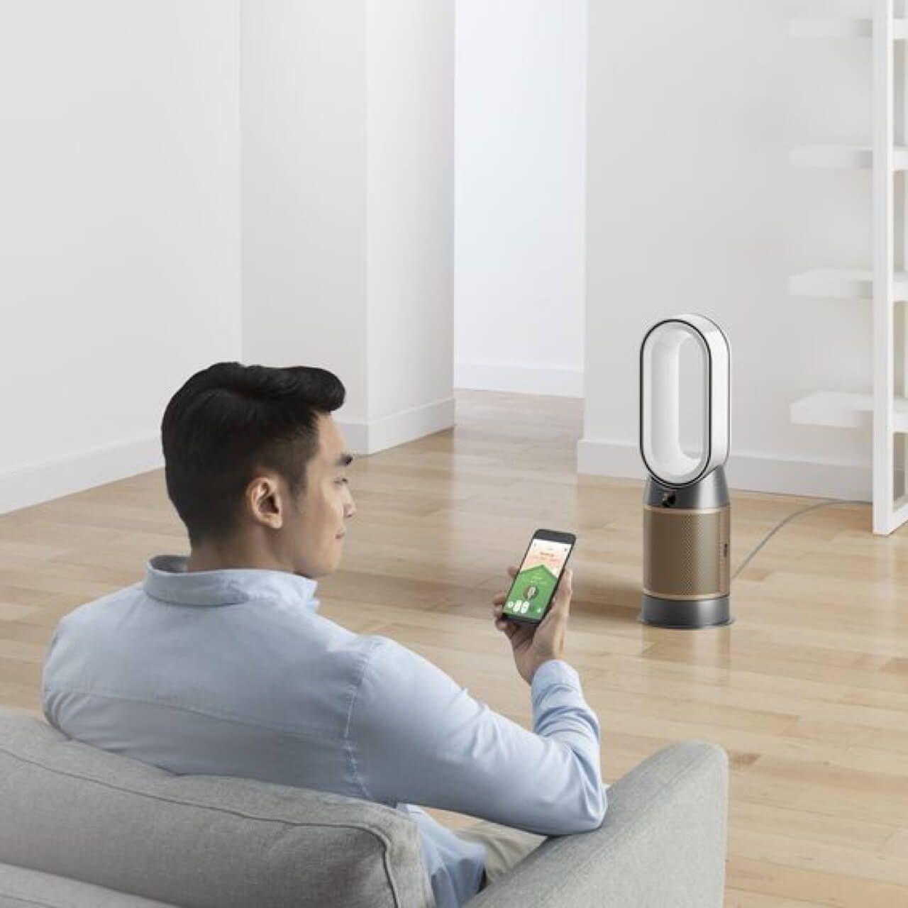 photo d'un utilisateur utilisant l'application Dyson Link App pour contrôler son Dyson Purifier Hot+Cool Formaldéhyde™