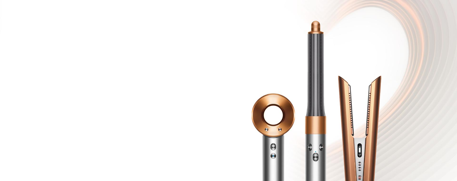 multistyler Dyson Airwrap, suszarka do włosów Dyson Supersonic i prostownico-lokówka Dyson Corrale na tle walentynkowej kreacji