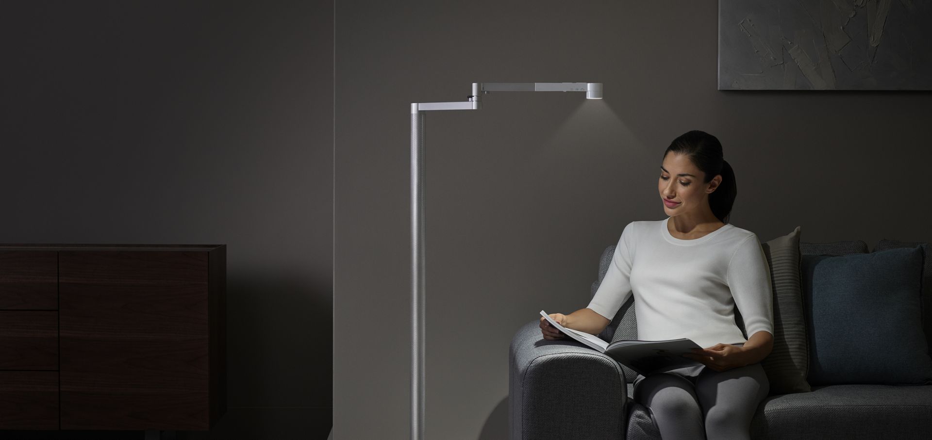 Dyson Solarcycle Morph™ Stehleuchte spendet Licht in einem Wohnzimmer