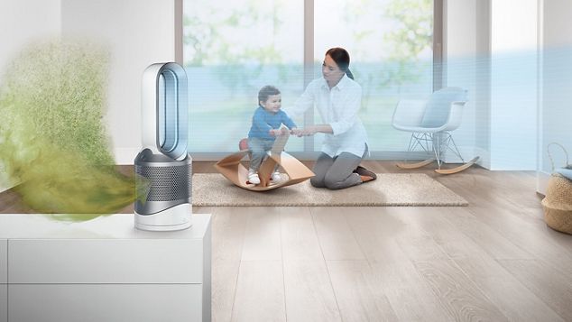 Madre e hijo en sala de estar con purificador calefactor Dyson Pure Hot+Cool Link™