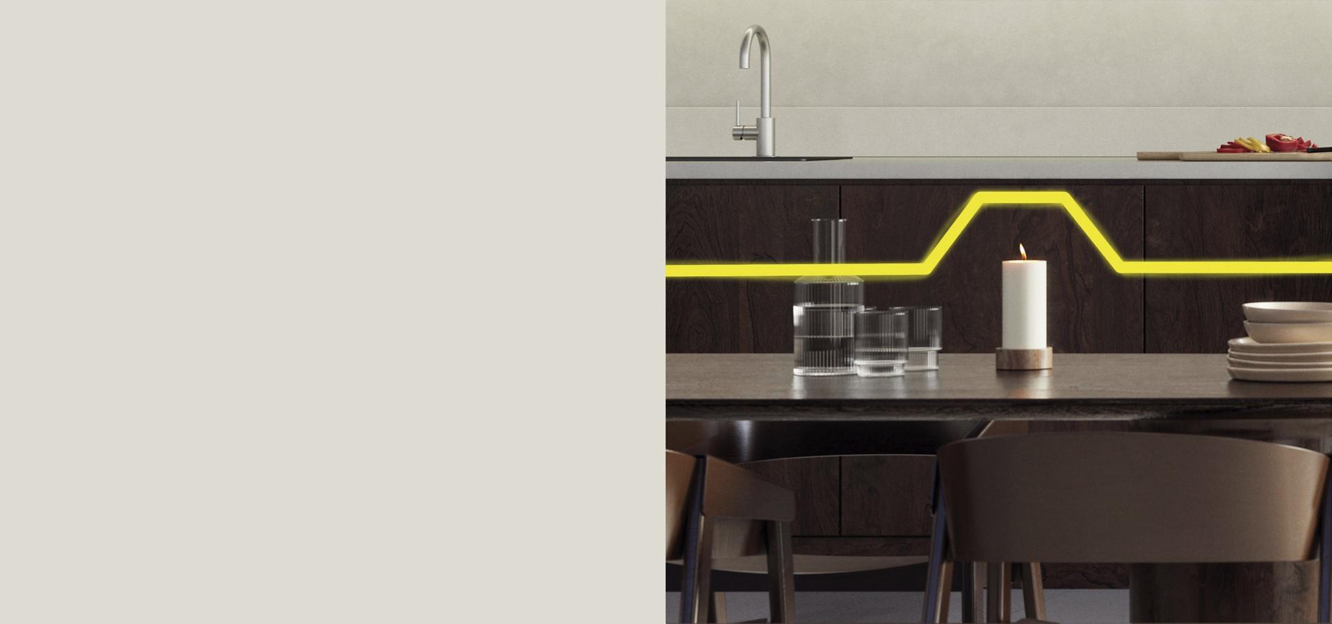 Mutfak masasının üzerinde yanan bir mum.