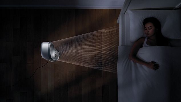 Kvinde, der sover ved siden af en Dyson luftfugter