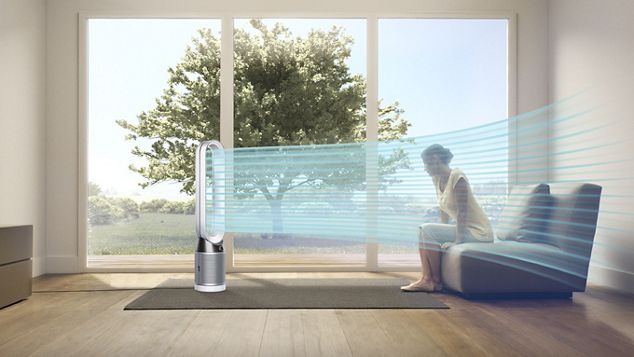 Frau lässt sich vom Dyson Pure Cool Luftreiniger kühlen