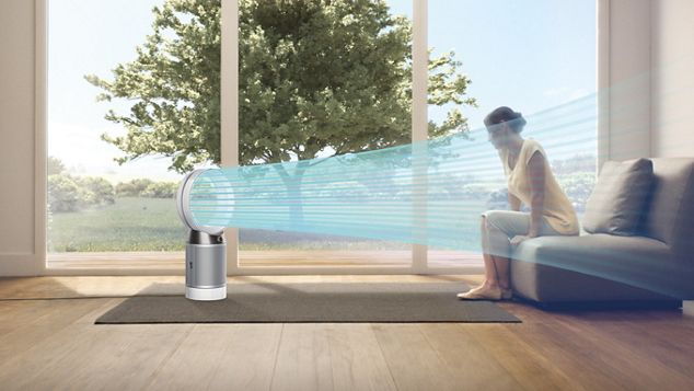 Frau nutzt den Ventilator im Sommer