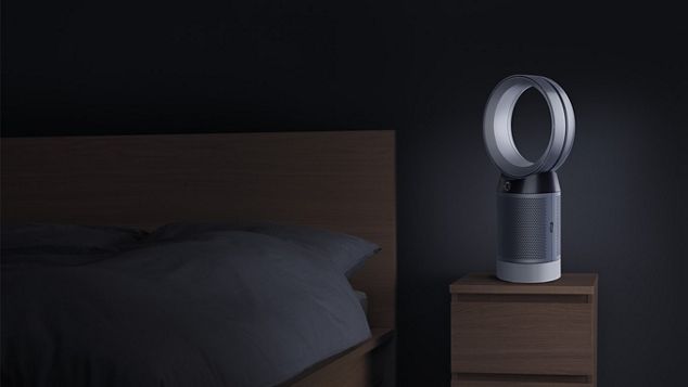 Tischventilator mit Luftreiniger steht nachts neben dem Bett